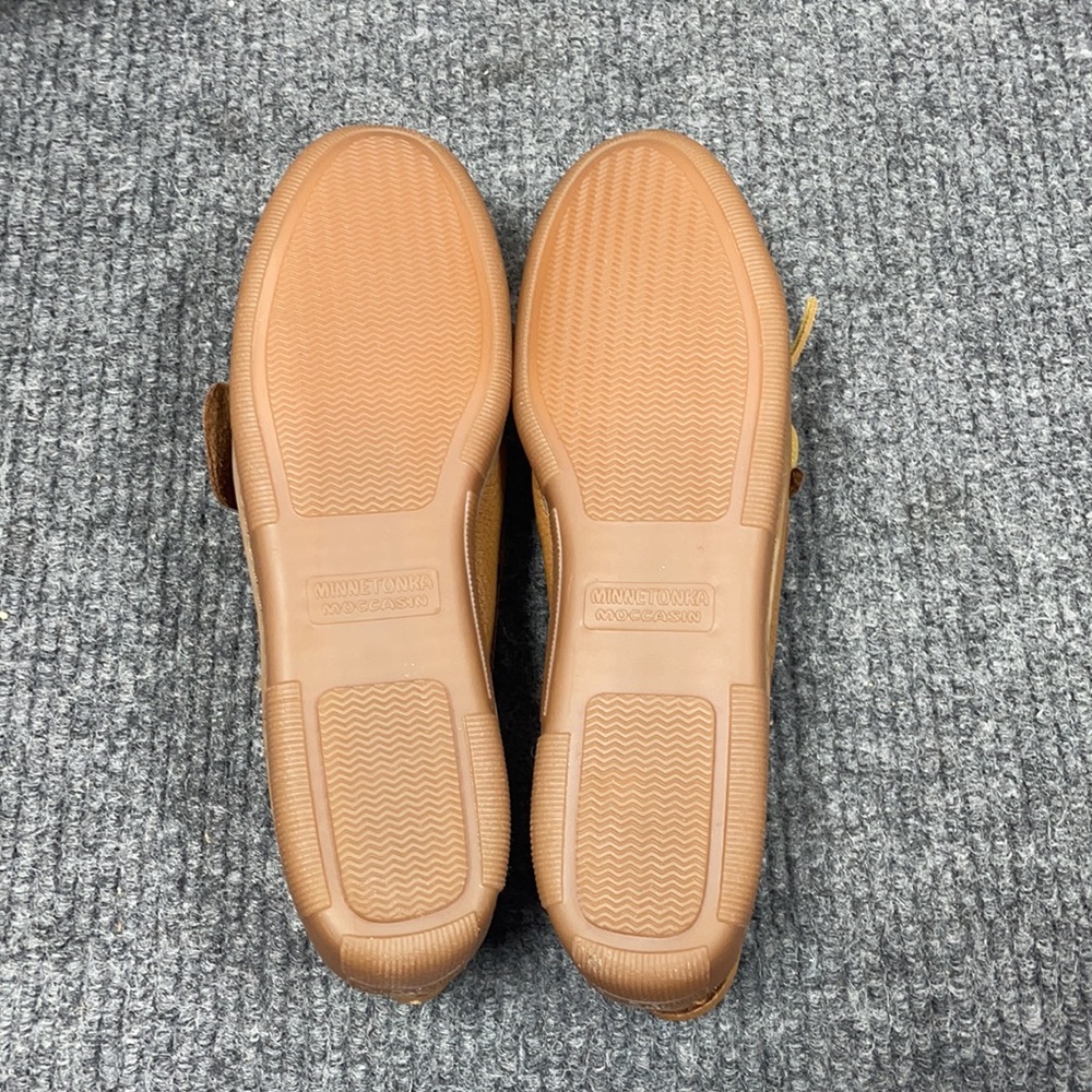 Minnetonka Women’s Moosehide Fringed Kilty Moccasins (2930) - Picture 5 of 8